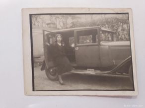 Fotografia antiga: Fotografía Foto-postal antigua c.1930 – Dama y coche clásico de época. 9 X 7 CM